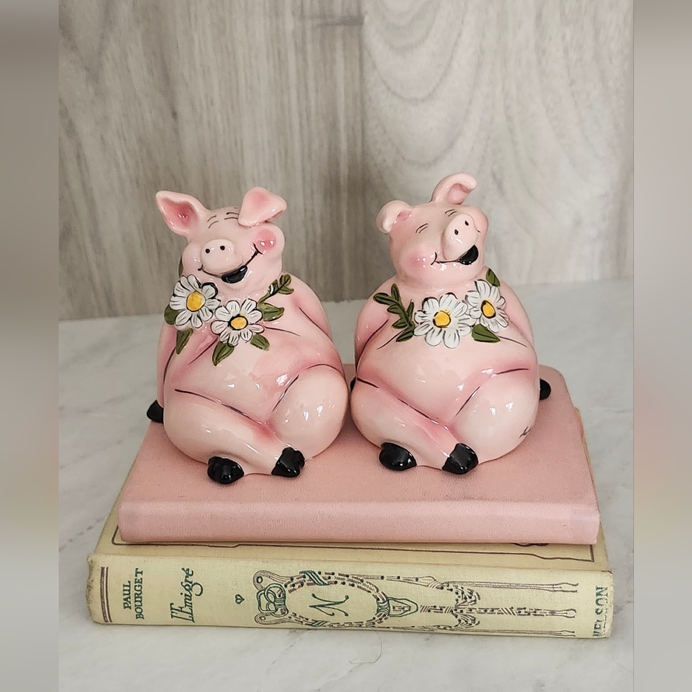 Hand Painted Pig Daisy Salt And Pepper Shakers Vintage Bkue Sky Heather Minc - Picture 12 of 12